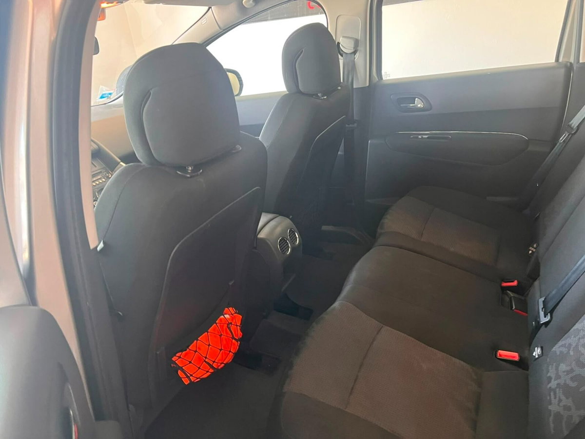 Peugeot 3008 1.6 HDi 110CV Business (9)
