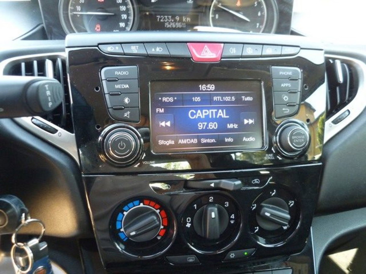 Lancia Ypsilon 1.2 69 CV 5 porte Gold (12)