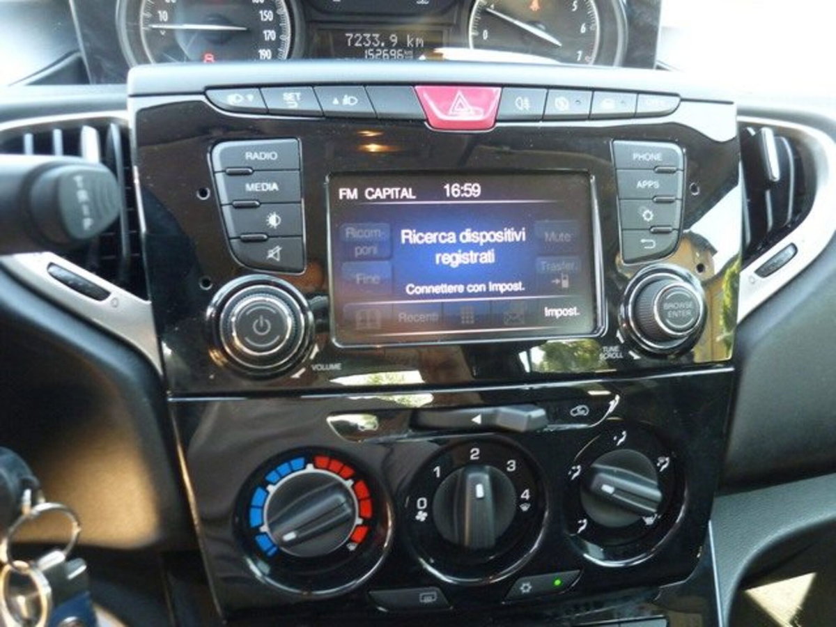 Lancia Ypsilon 1.2 69 CV 5 porte Gold (13)