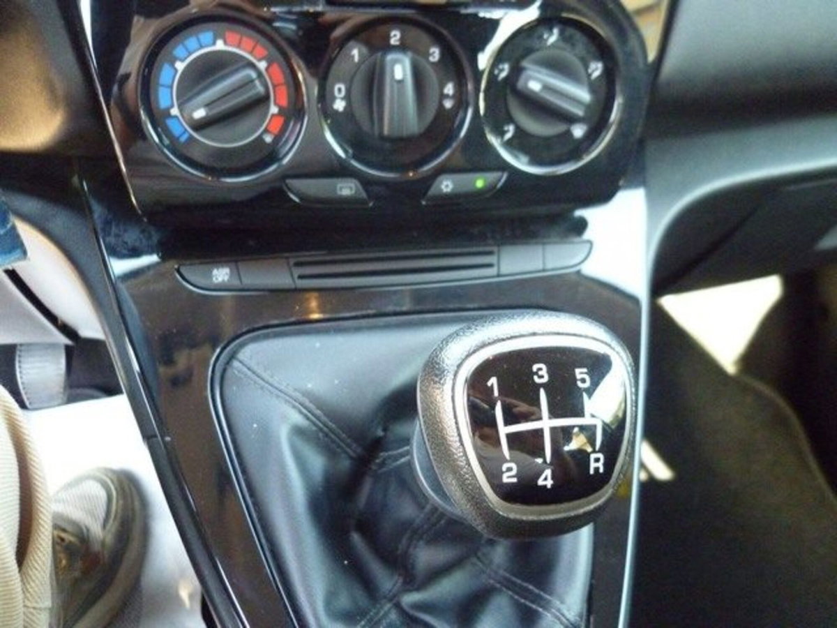 Lancia Ypsilon 1.2 69 CV 5 porte Gold (15)