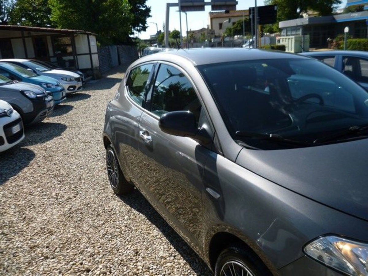 Lancia Ypsilon 1.2 69 CV 5 porte Gold (2)