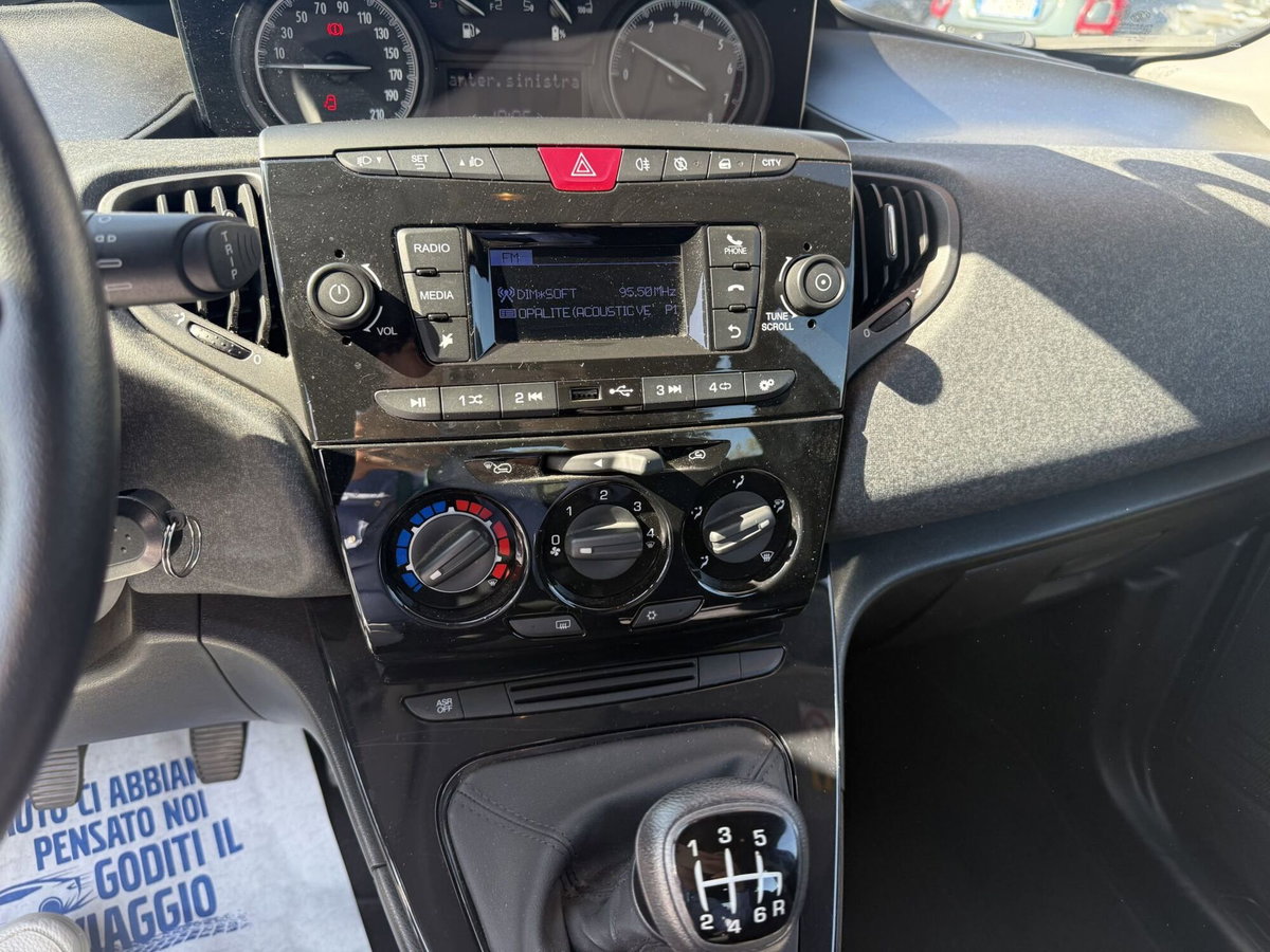 Lancia Ypsilon 1.0 FireFly 5 porte S&S Hybrid Ecochic Silver (13)