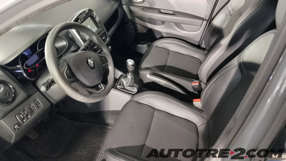 Renault Clio TCe 12V 90 CV GPL 5 porte Moschino Zen (15)