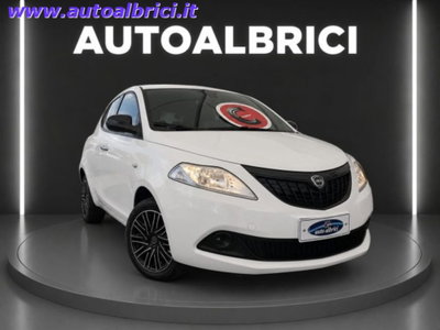 Lancia Ypsilon 1.0 FireFly 5 porte S&S Hybrid Ecochic Silver usata