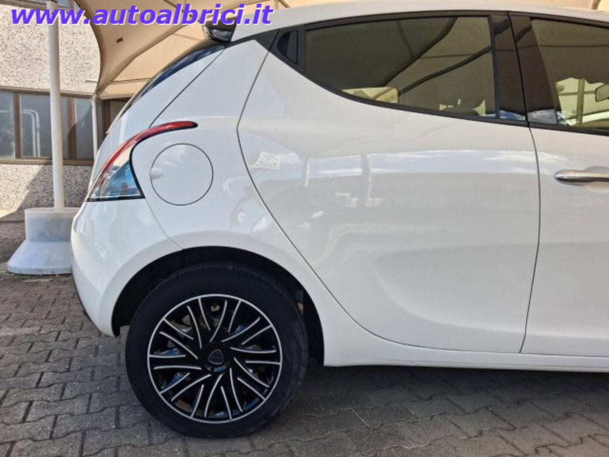 Lancia Ypsilon 1.0 FireFly 5 porte S&S Hybrid Ecochic Silver (10)