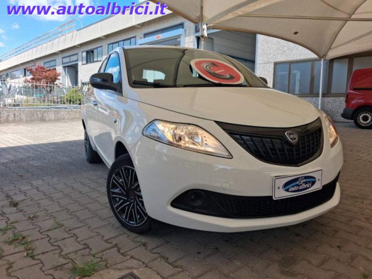 Lancia Ypsilon 1.0 FireFly 5 porte S&S Hybrid Ecochic Silver (2)