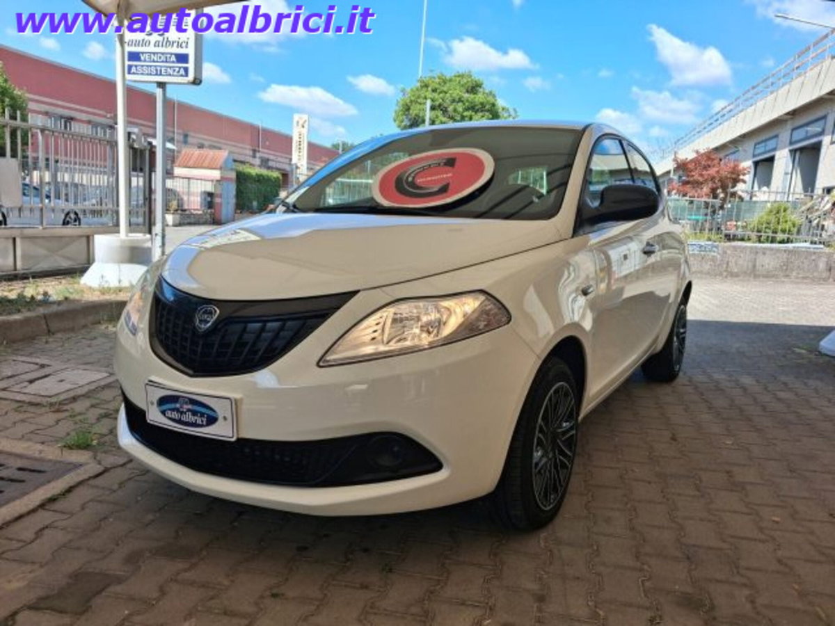Lancia Ypsilon 1.0 FireFly 5 porte S&S Hybrid Ecochic Silver (4)