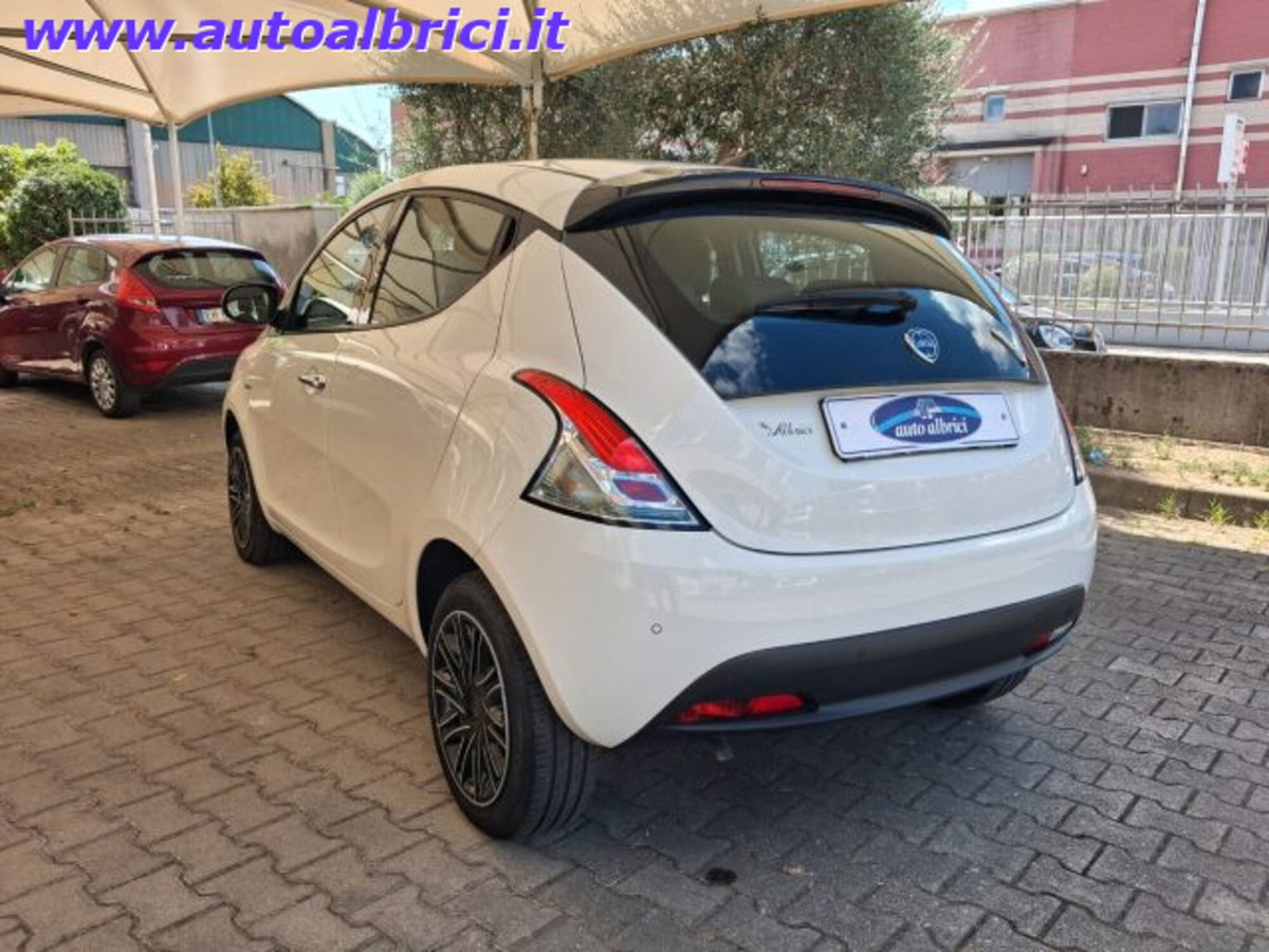 Lancia Ypsilon 1.0 FireFly 5 porte S&S Hybrid Ecochic Silver (6)