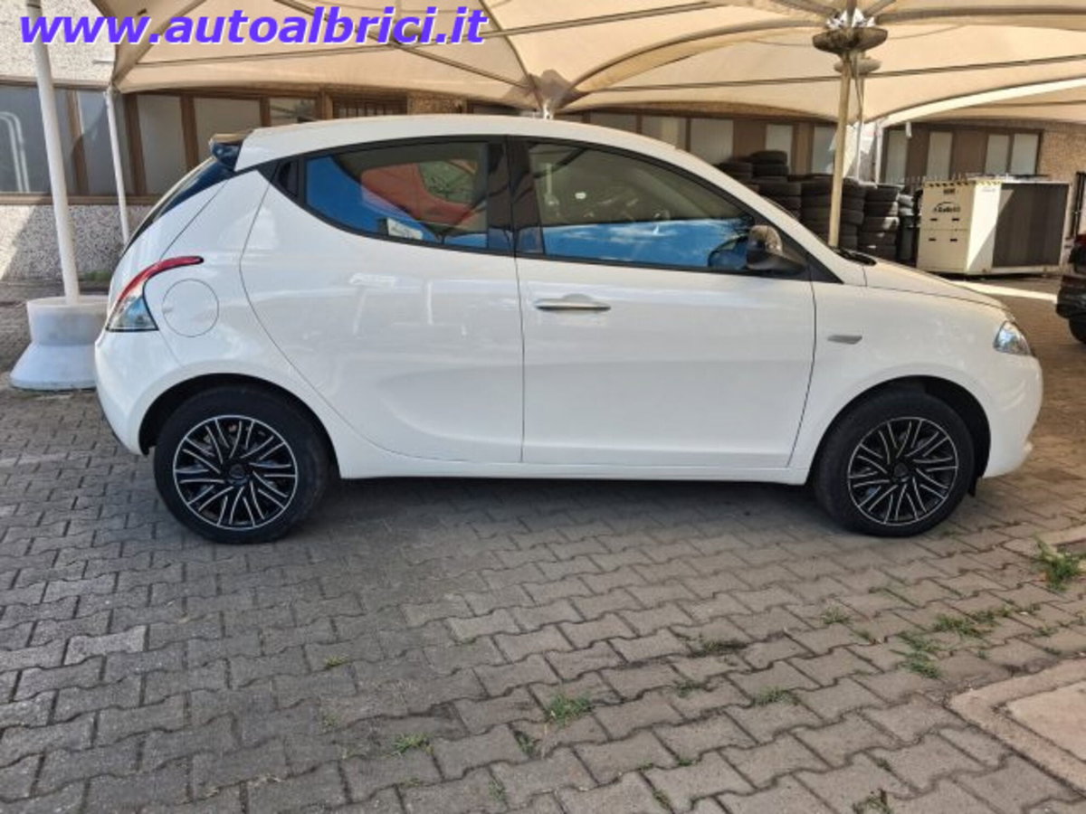 Lancia Ypsilon 1.0 FireFly 5 porte S&S Hybrid Ecochic Silver (9)