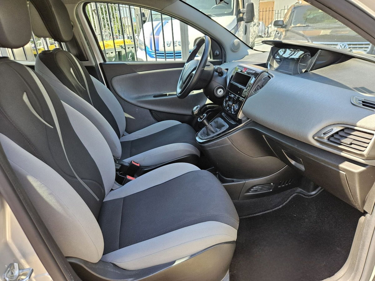 Lancia Ypsilon 1.2 69 CV 5 porte Silver (11)