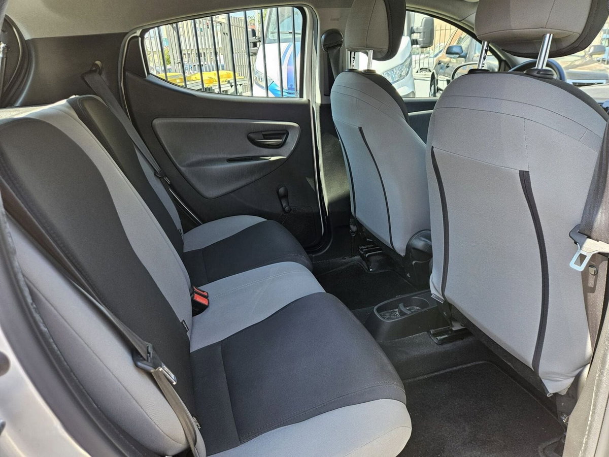 Lancia Ypsilon 1.2 69 CV 5 porte Silver (12)