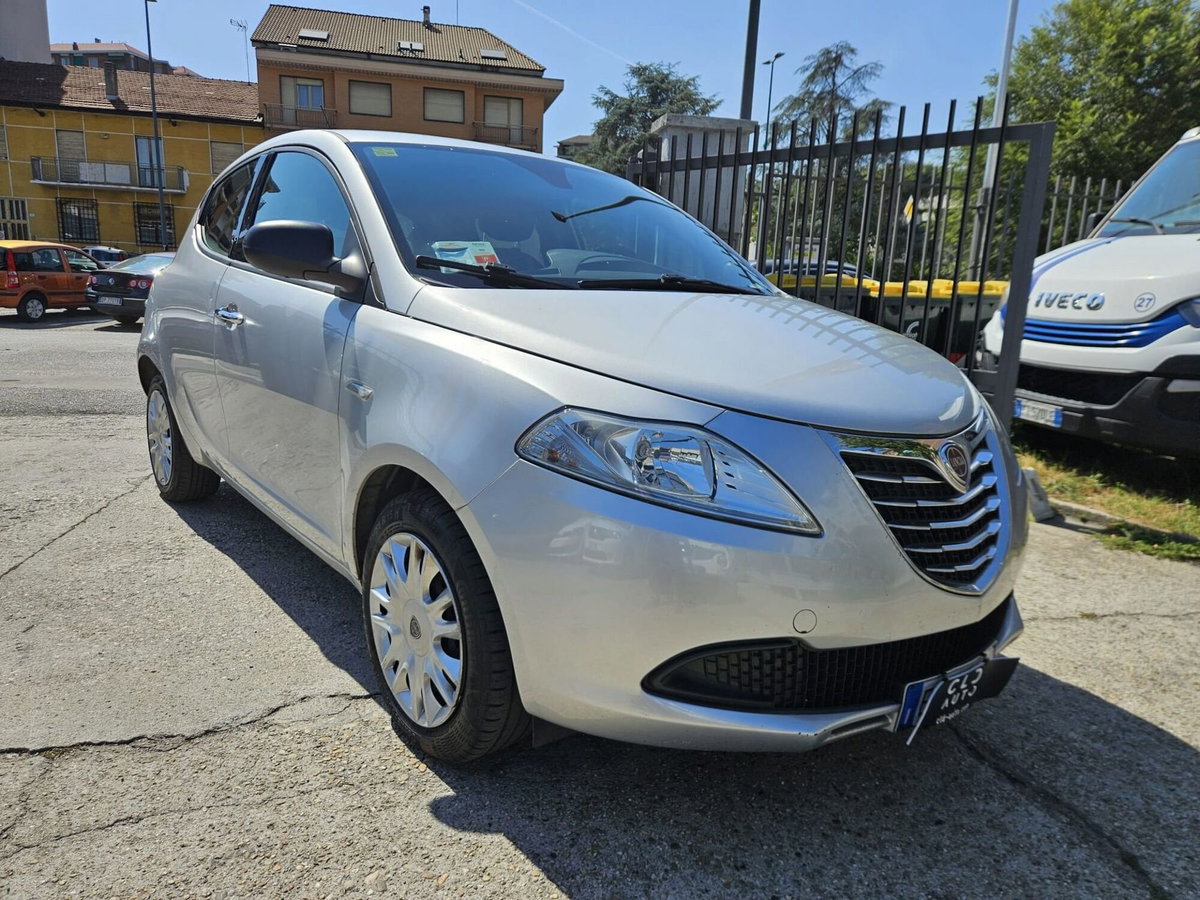 Lancia Ypsilon 1.2 69 CV 5 porte Silver (3)