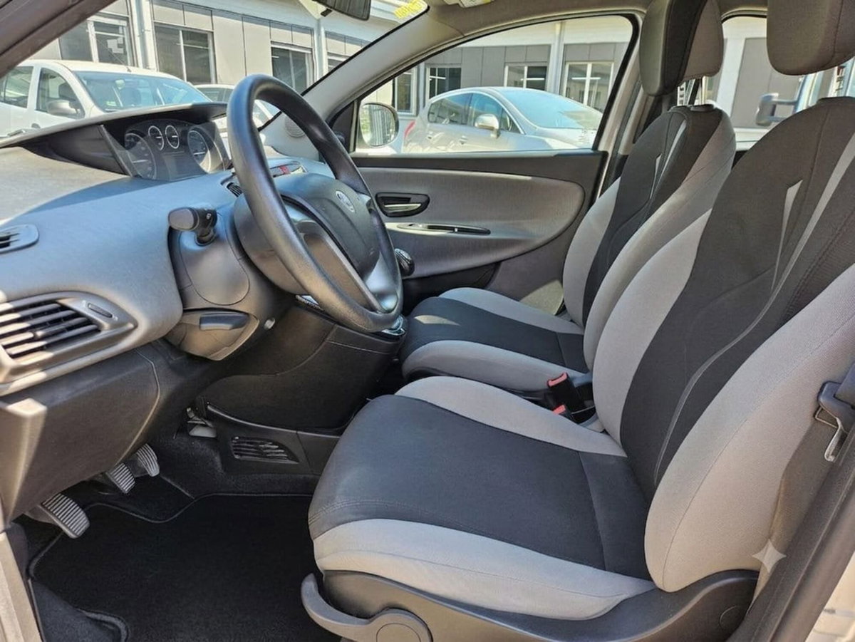 Lancia Ypsilon 1.2 69 CV 5 porte Silver (7)