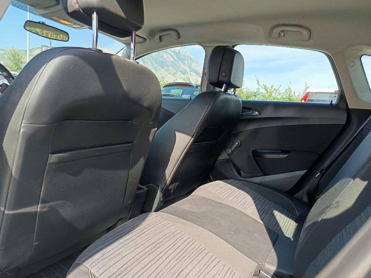 Opel Astra 1.4 Turbo 140CV 4 porte GPL Tech Cosmo (13)