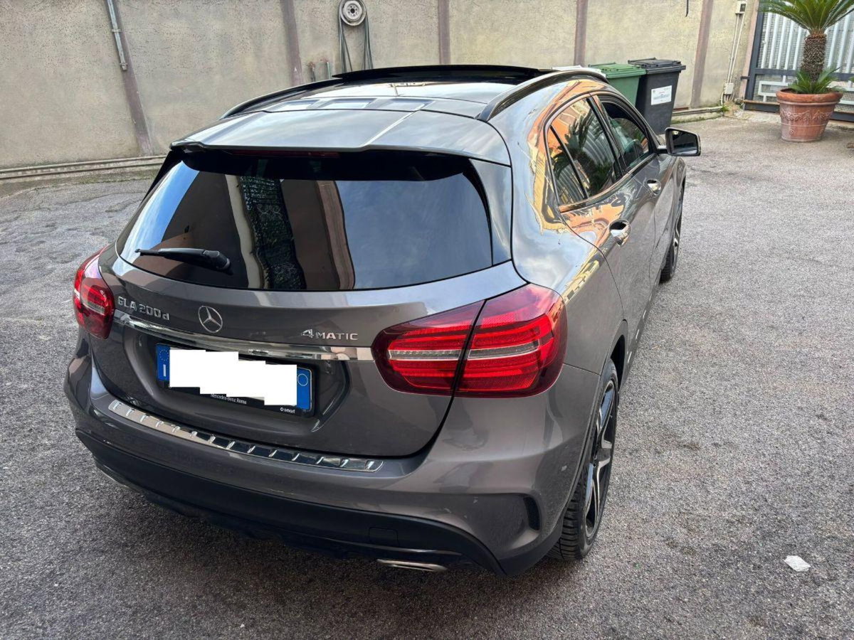 Mercedes-Benz GLA SUV 200 d Automatic 4Matic Premium (4)