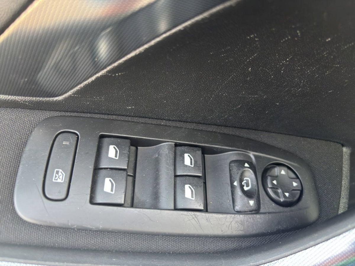 Peugeot 2008 e-HDi 115 CV Stop&Start Allure (20)