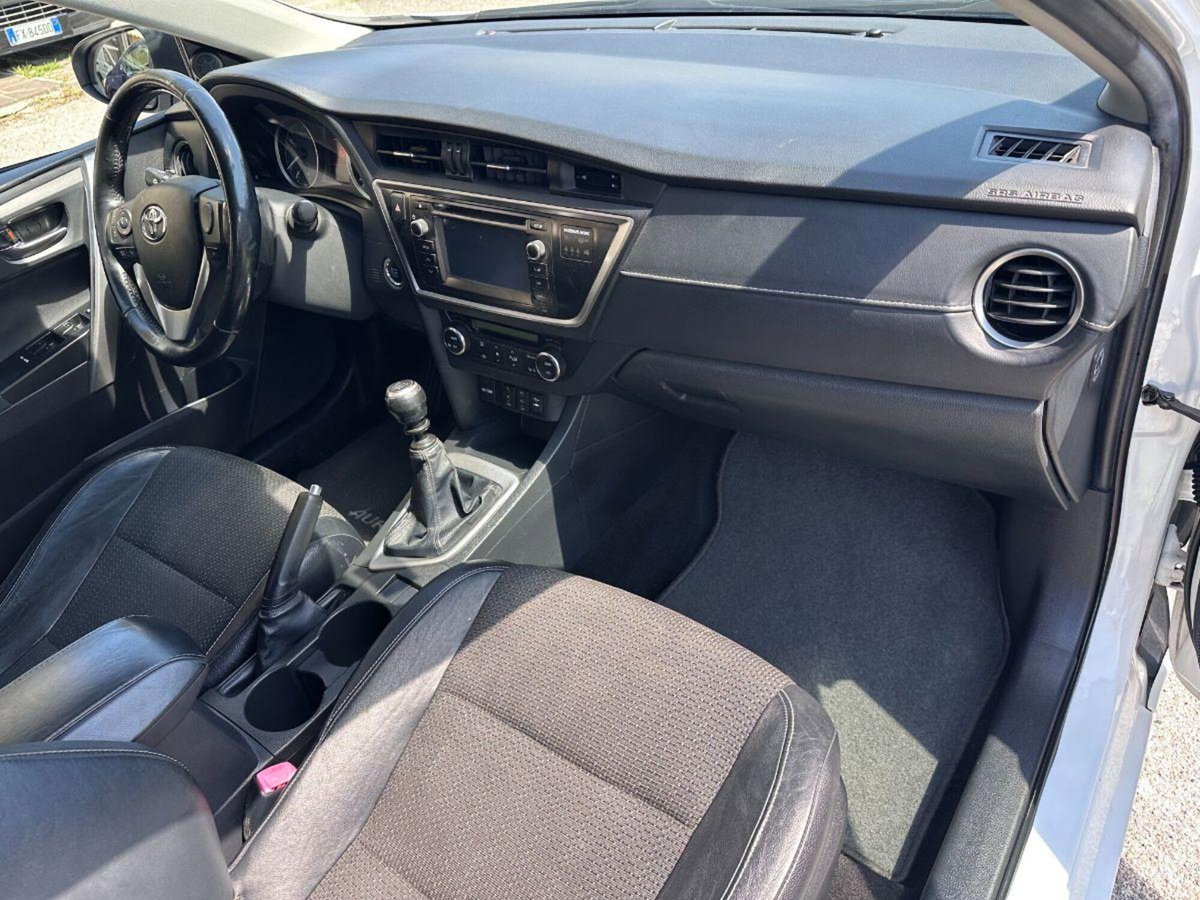Toyota Auris Station Wagon 1.D-4D Lounge (16)