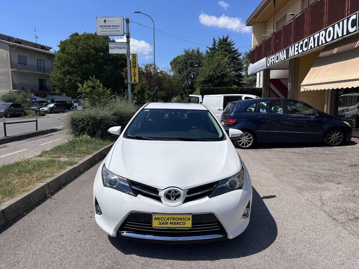 Toyota Auris Station Wagon 1.D-4D Lounge (2)