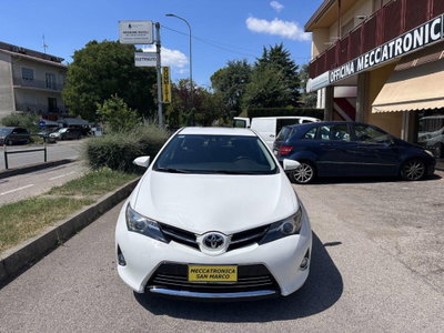 Toyota Auris Station Wagon 1.D-4D Lounge (2)