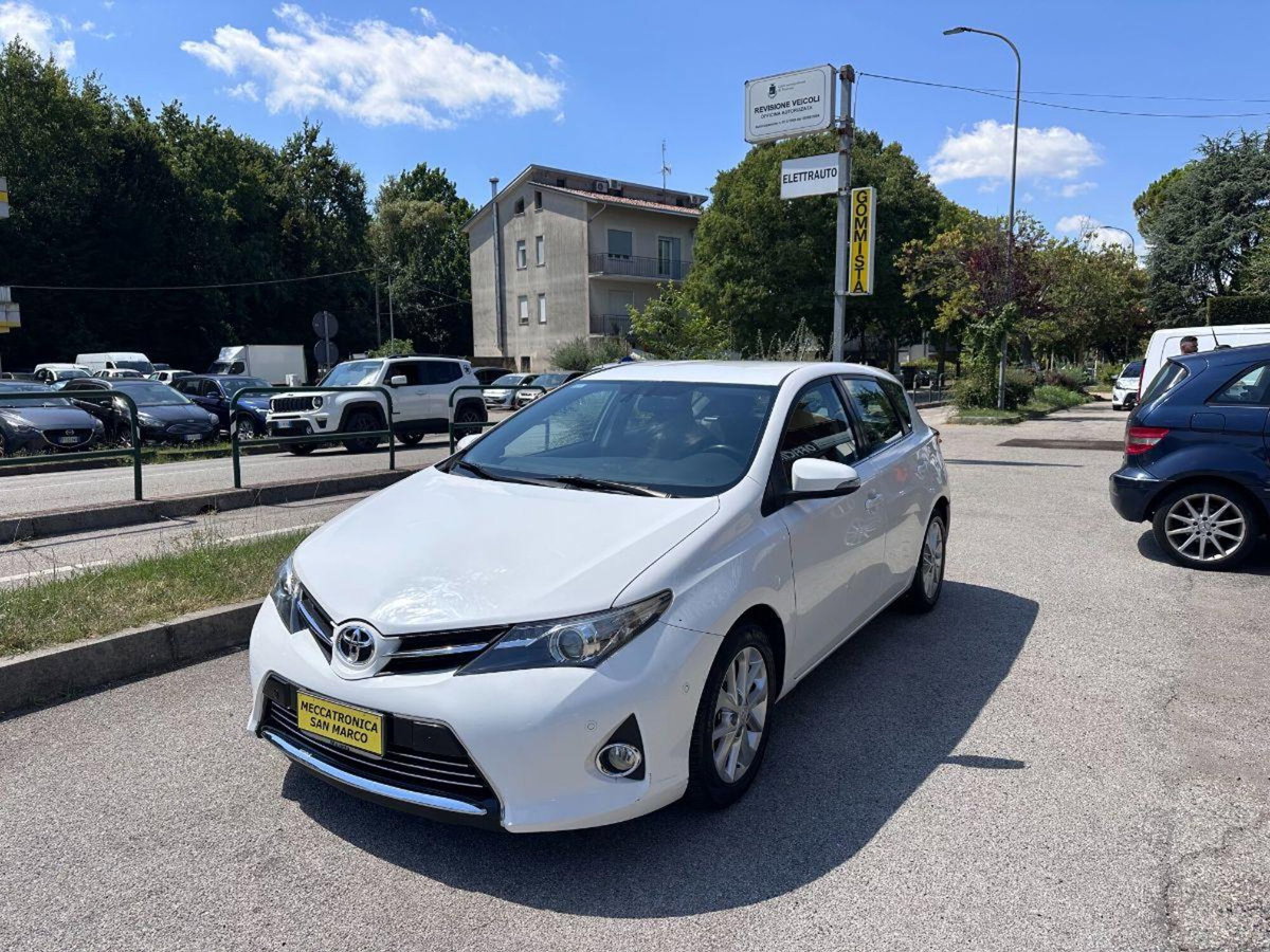 Toyota Auris Station Wagon 1.D-4D Lounge (3)
