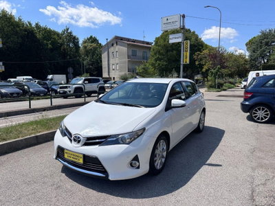 Toyota Auris Station Wagon 1.D-4D Lounge (3)