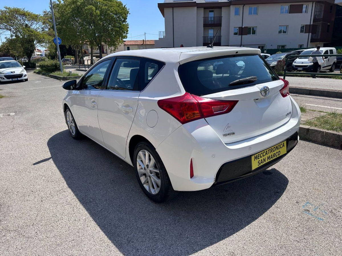 Toyota Auris Station Wagon 1.D-4D Lounge (4)
