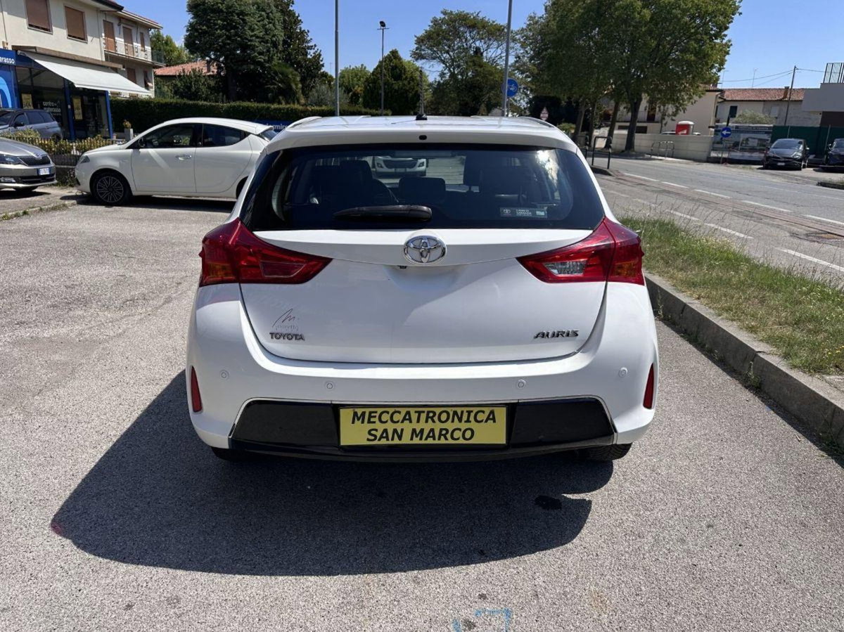 Toyota Auris Station Wagon 1.D-4D Lounge (5)