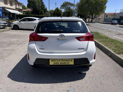 Toyota Auris Station Wagon 1.D-4D Lounge (5)