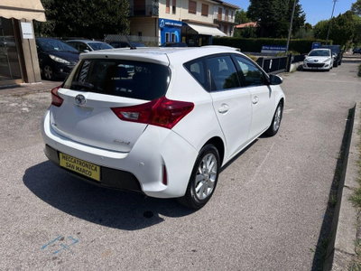 Toyota Auris Station Wagon 1.D-4D Lounge (6)