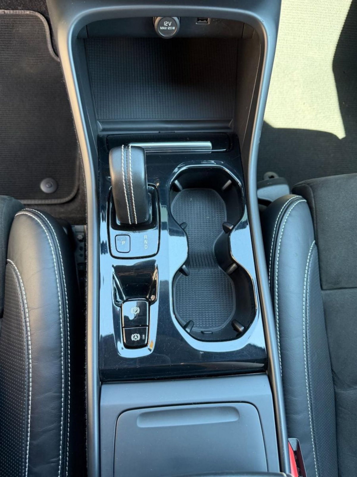 Volvo XC40 D4 AWD Geartronic R-design (17)