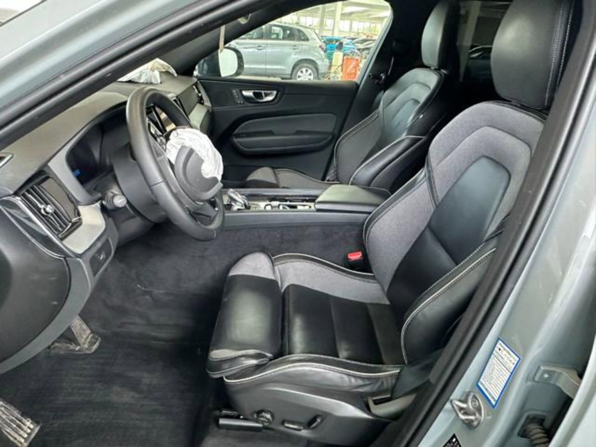 Volvo XC60 B4 (d) AWD automatico Plus Dark (13)
