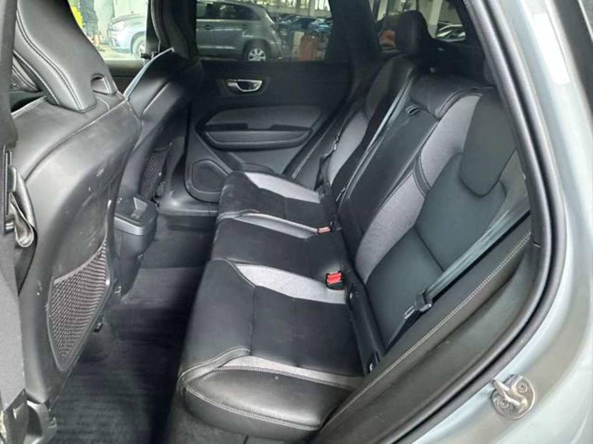 Volvo XC60 B4 (d) AWD automatico Plus Dark (14)