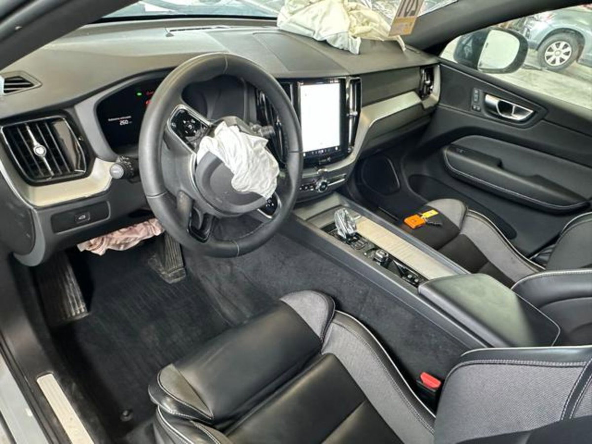 Volvo XC60 B4 (d) AWD automatico Plus Dark (15)