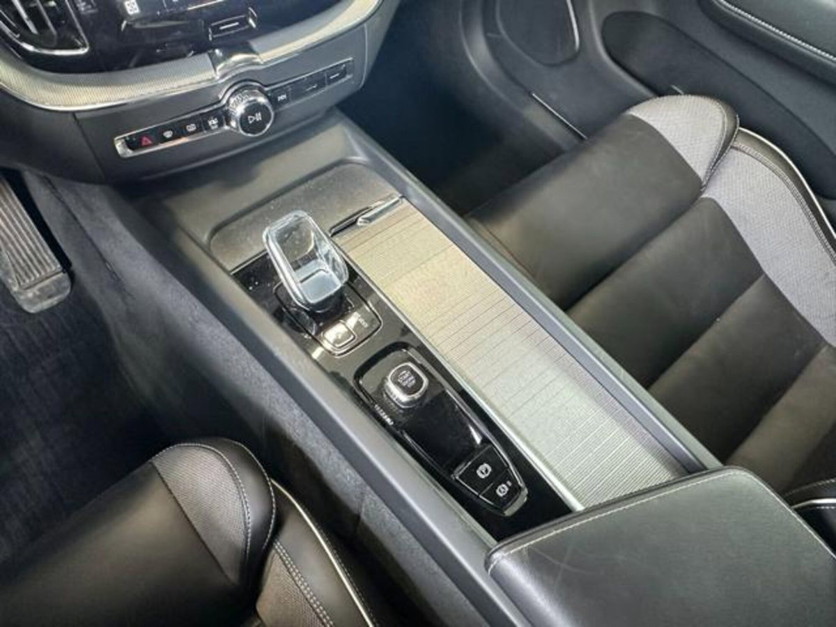 Volvo XC60 B4 (d) AWD automatico Plus Dark (19)