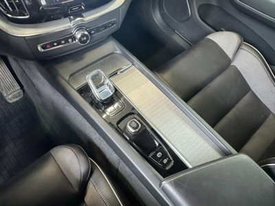 Volvo XC60 B4 (d) AWD automatico Plus Dark (19)