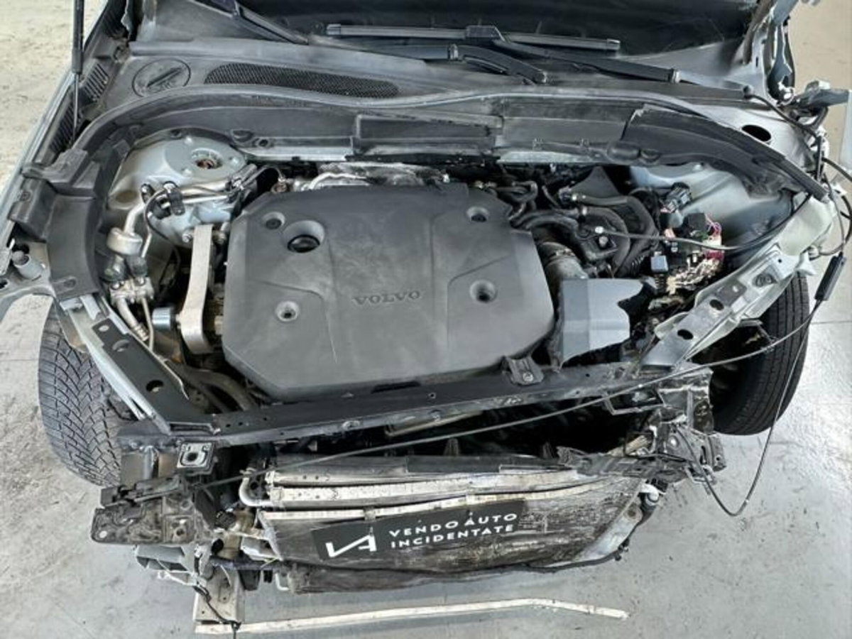 Volvo XC60 B4 (d) AWD automatico Plus Dark (9)