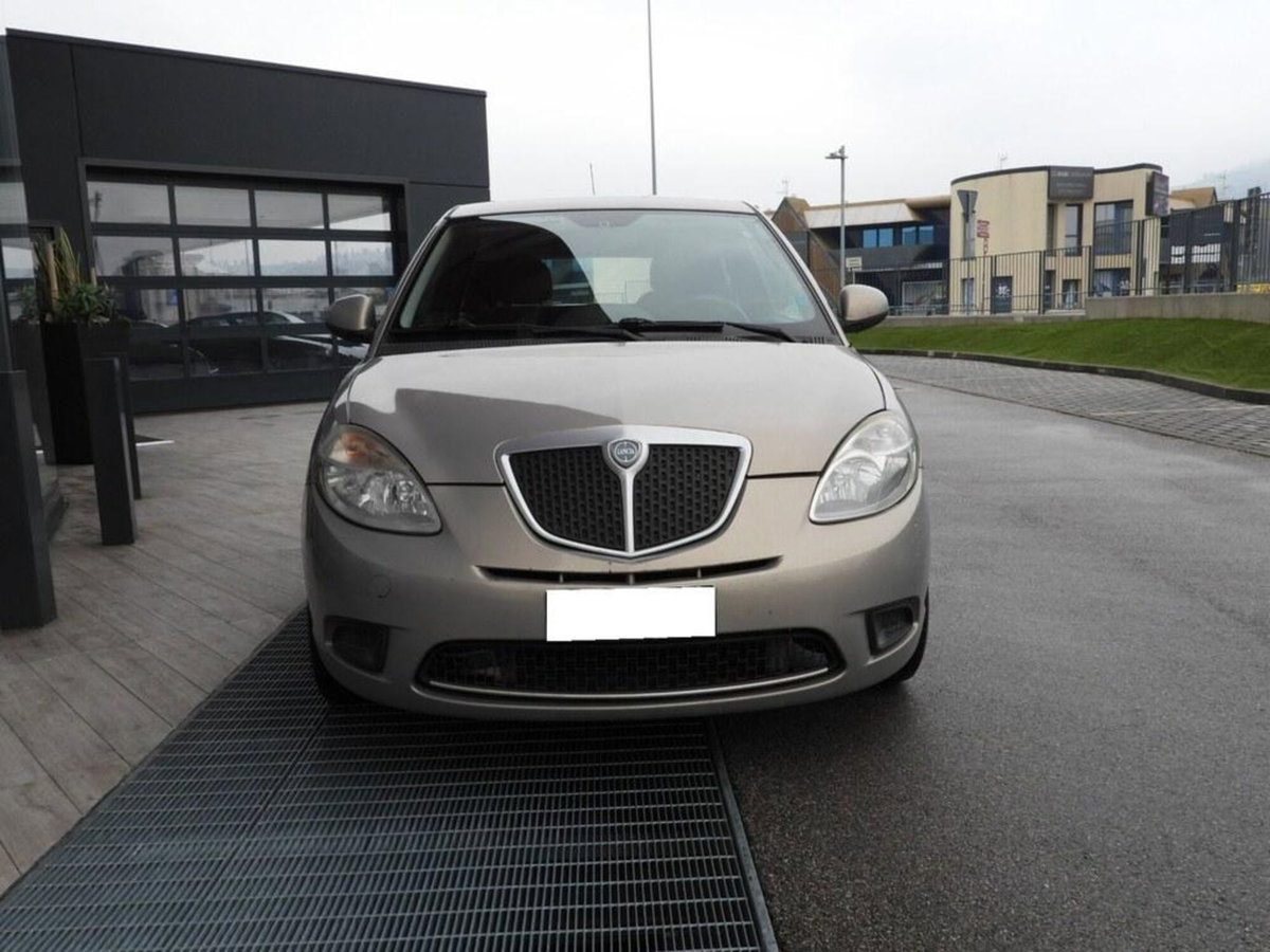 Lancia Ypsilon 1.4 New Oro Ecochic GPL (2)