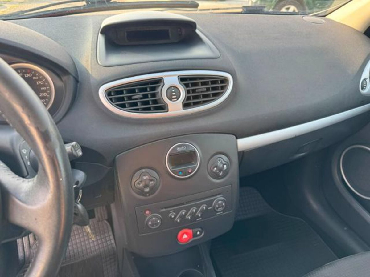 Renault Clio 1.5 dCi 70CV 5 porte Luxe (10)