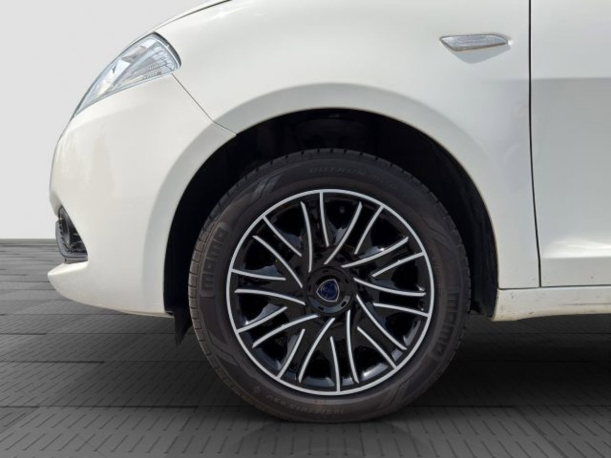 Lancia Ypsilon 1.2 69 CV 5 porte Elefantino Blu (16)