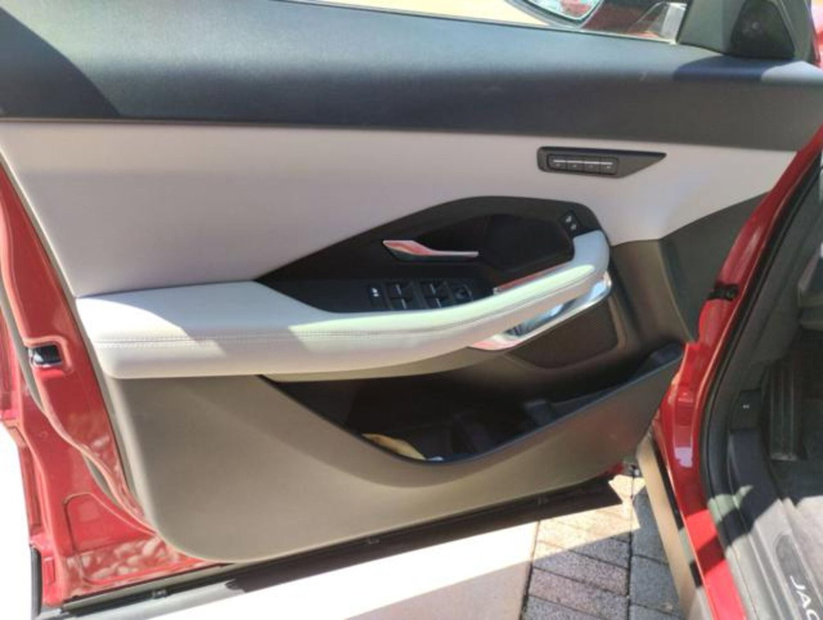 Jaguar E-Pace 2.0d i4 mhev R-Dynamic SE awd 163cv auto (11)
