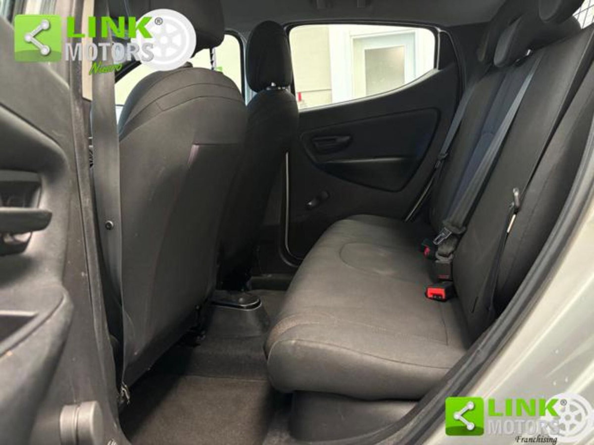 Lancia Ypsilon 1.2 69 CV 5 porte Platinum (17)