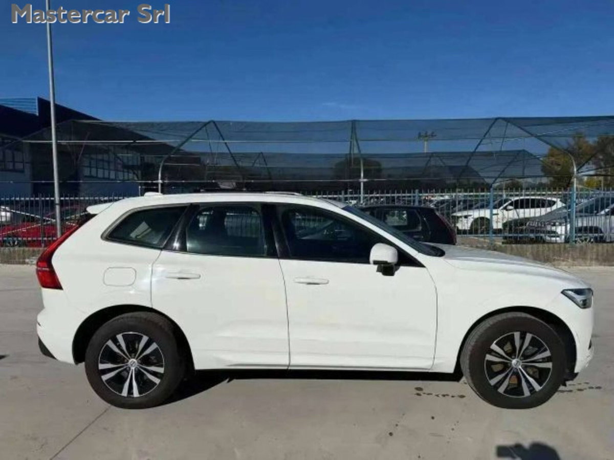 Volvo XC60 2.0 b4 Essential auto (4)