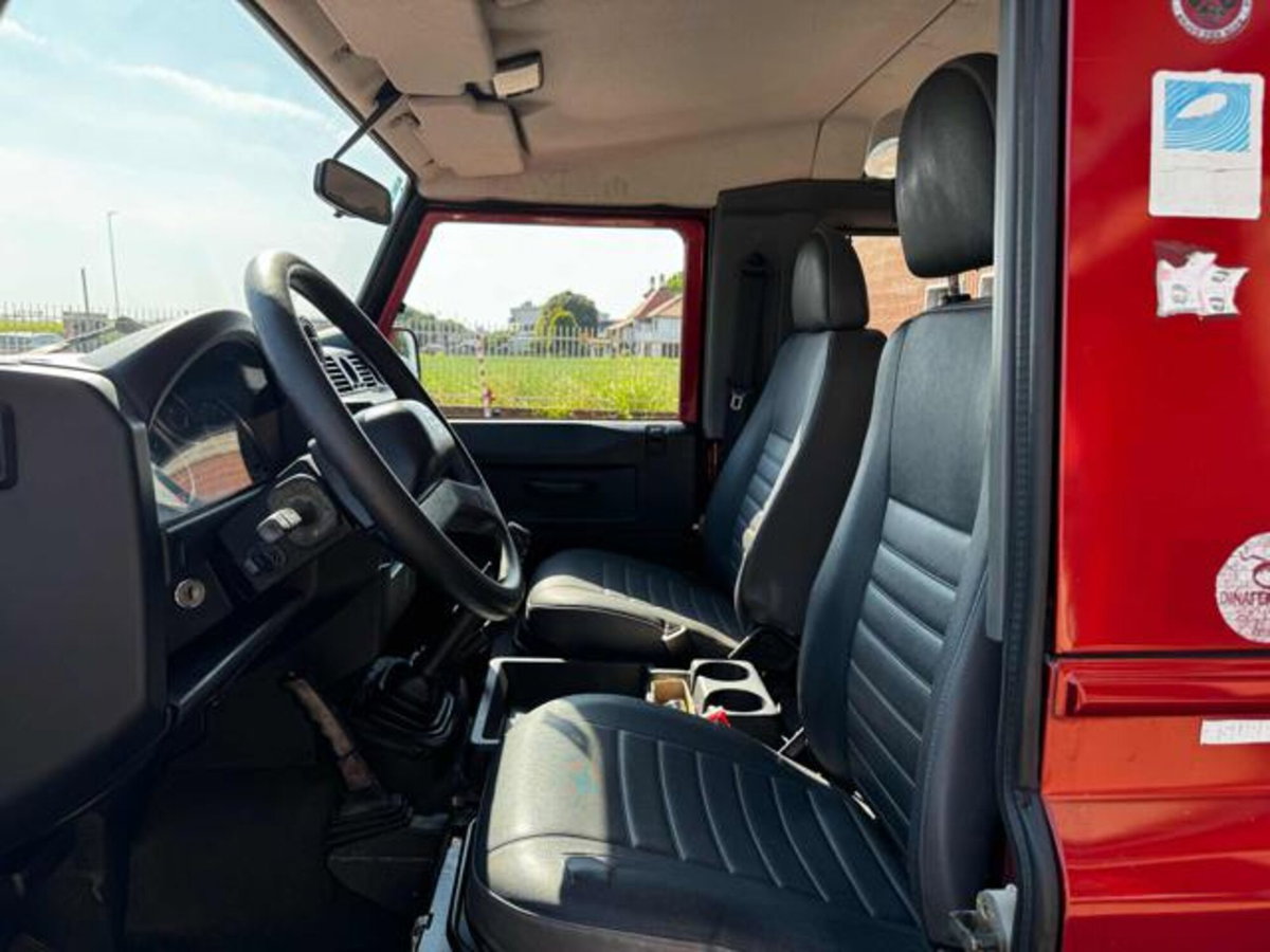 Land Rover Defender 90 2.4 TD4 Station Wagon S (2)