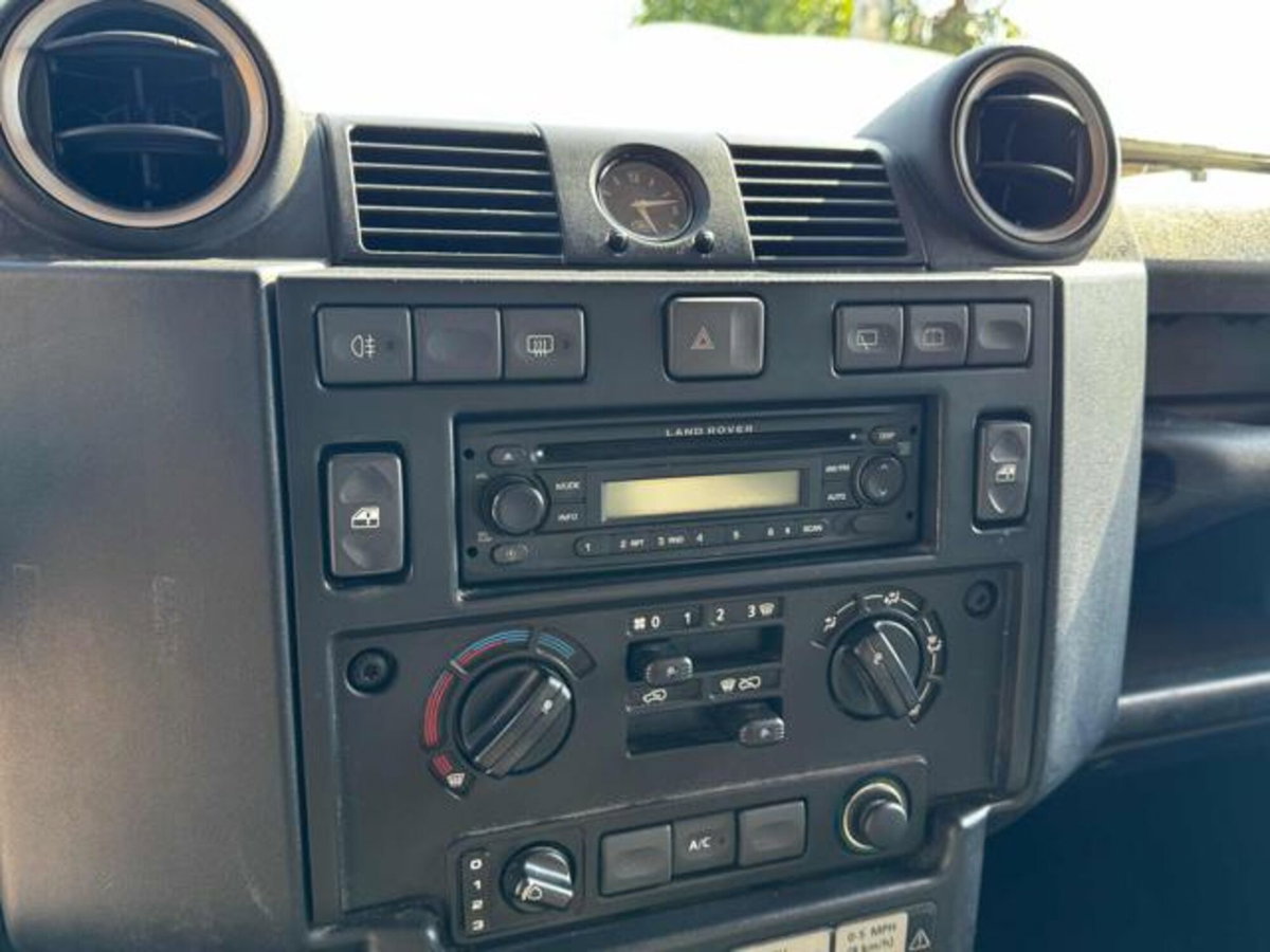 Land Rover Defender 90 2.4 TD4 Station Wagon S (4)