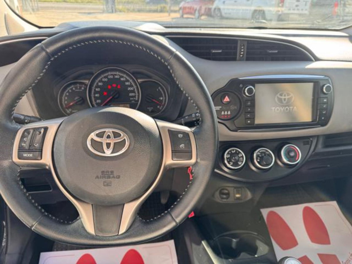 Toyota Yaris 1.0 5 porte Lounge (7)
