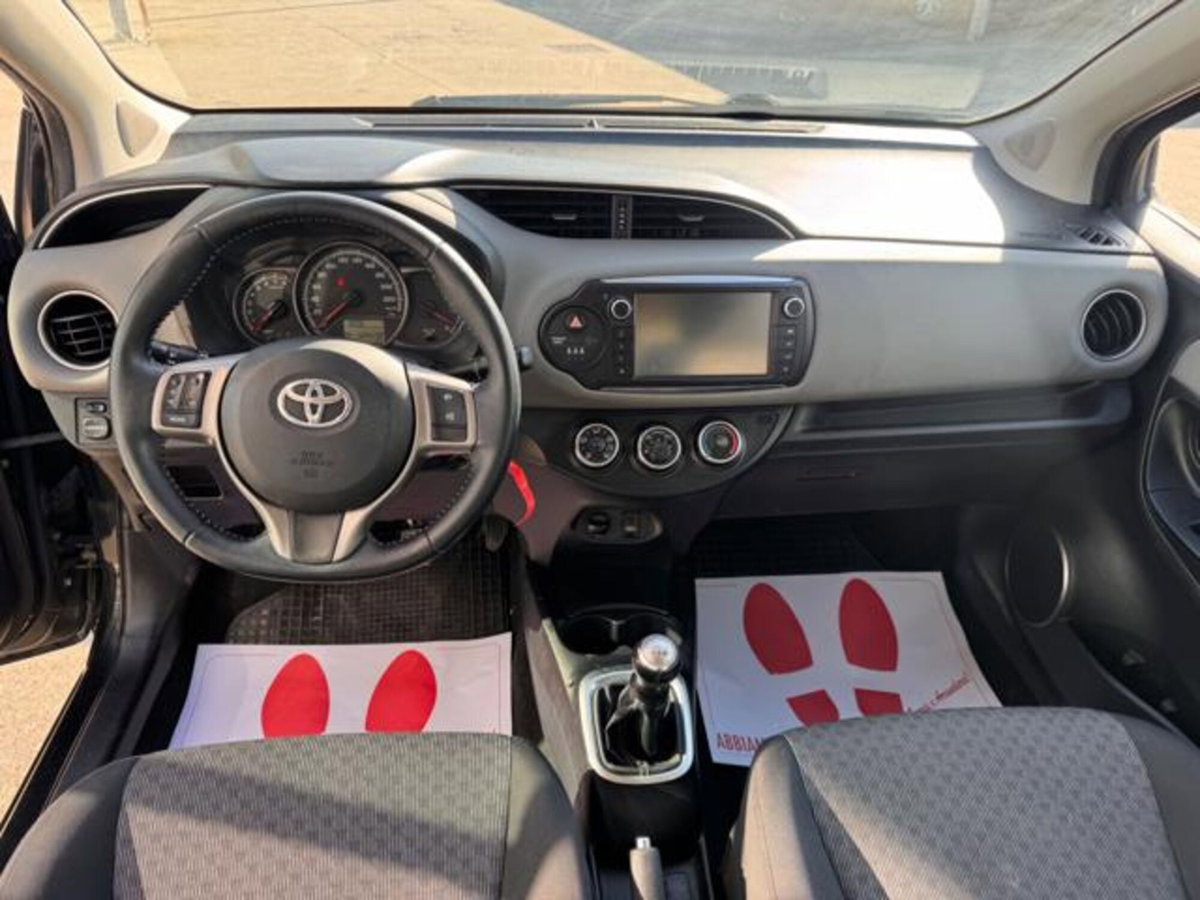 Toyota Yaris 1.0 5 porte Lounge (5)