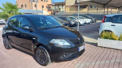 Lancia Ypsilon 1.0 FireFly 5 porte S&S Hybrid Ecochic A. Ferretti usata