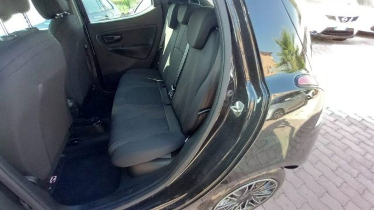 Lancia Ypsilon 1.0 FireFly 5 porte S&S Hybrid Ecochic A. Ferretti (11)