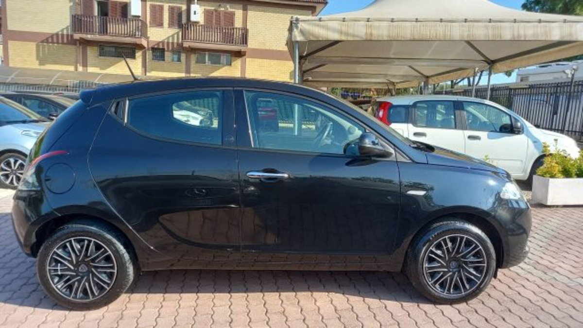 Lancia Ypsilon 1.0 FireFly 5 porte S&S Hybrid Ecochic A. Ferretti (8)