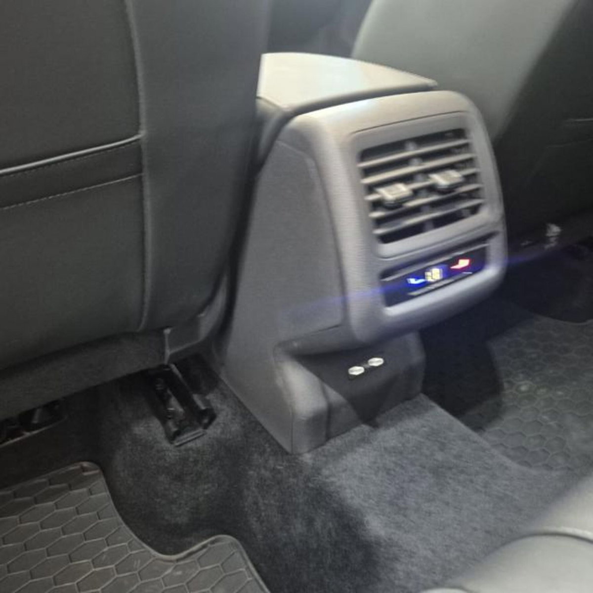 Volkswagen T-Roc 1.5 etsi R-Line 150cv dsg (9)